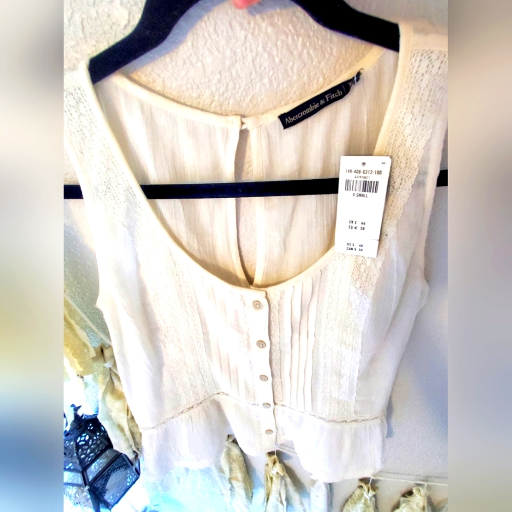 A&F Cream sleeveless blouse XS